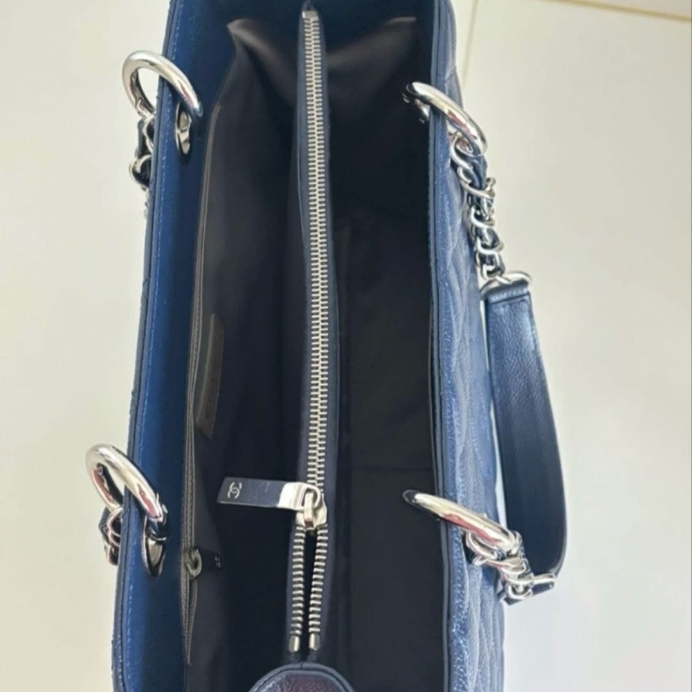 CHANEL Dark Blue Quilted Shoulder Bag - Picture 3 of 6